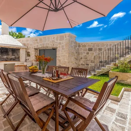 فيلة Royal House Gruda