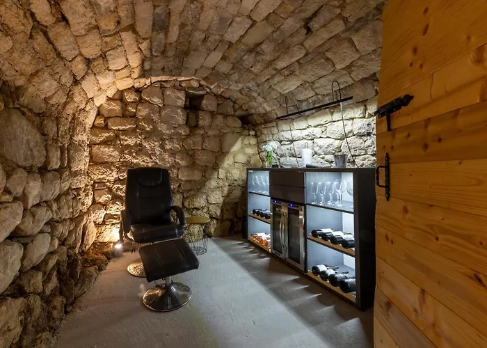 فيلة Royal House Gruda